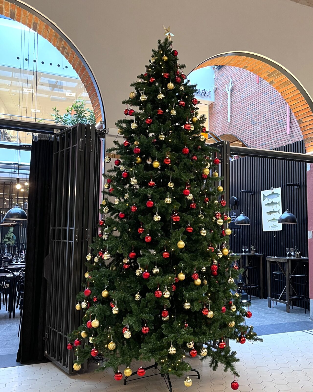 Julgran i Saluhallen
